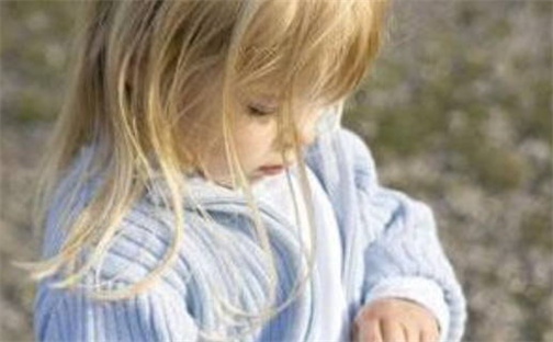 何姓2026年07月30日出生的女孩子命理分析与起名攻略