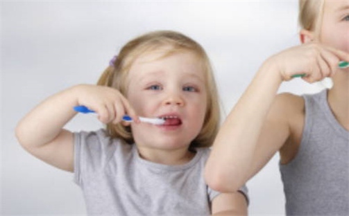 何姓女孩子取名